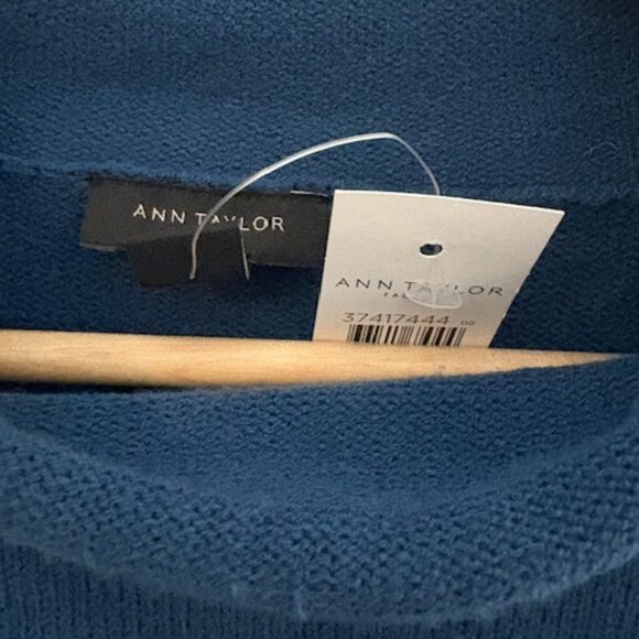 Ann Taylor soft, medium-weight knit sweater - Picture 2 of 3